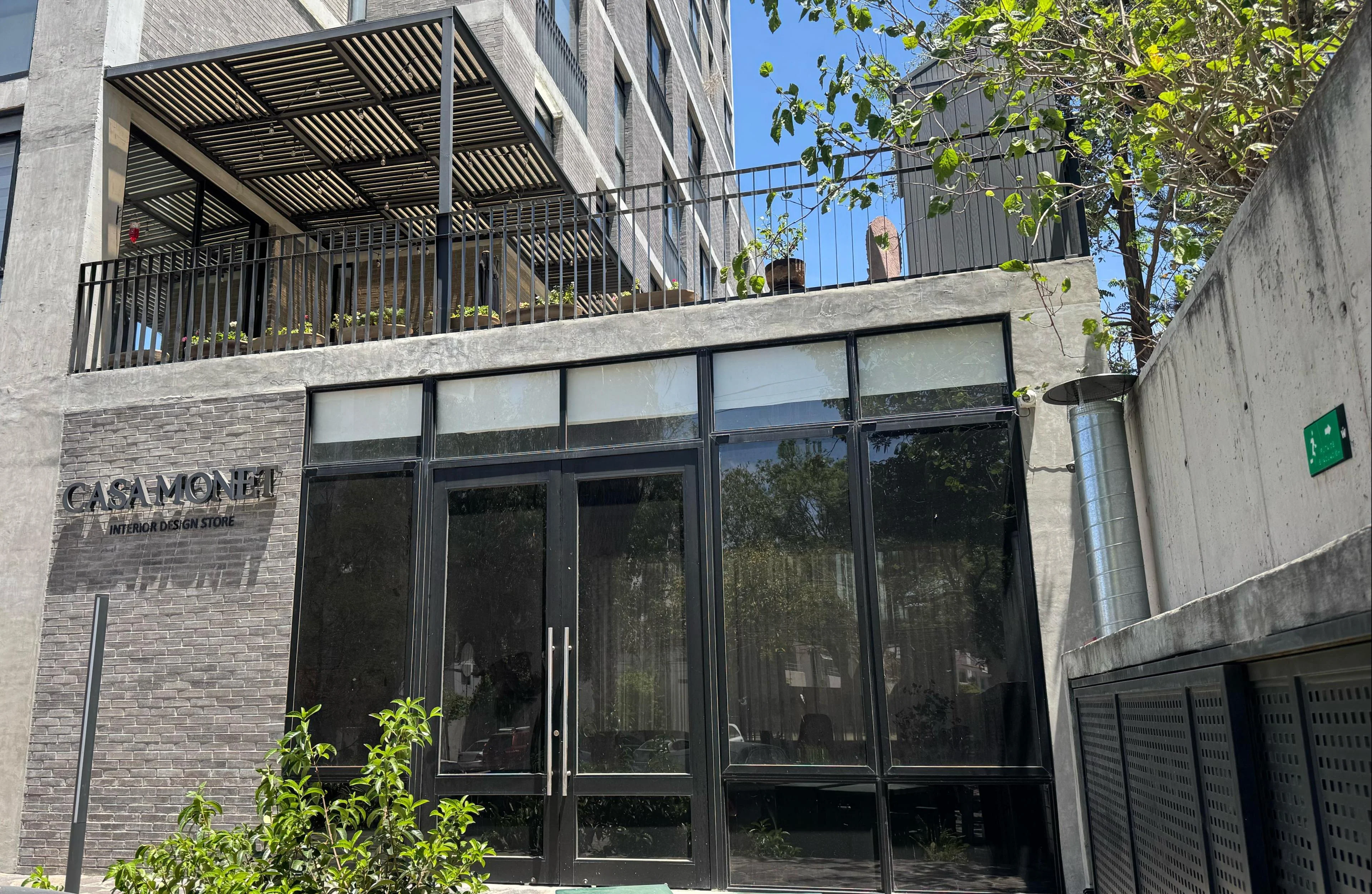 Ventanas polarizadas en oficina comercial con diseño moderno